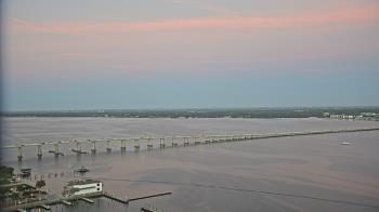 Weather camera view of Edison Grand tower 350 ft elev..