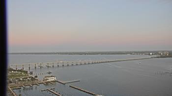 Weather camera view of Edison Grand tower 350 ft elev..