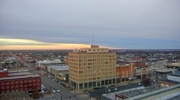 Weather camera view of First National Bank-Hutchinson.