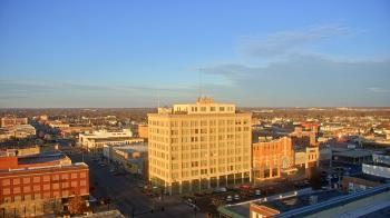 Weather camera view of First National Bank-Hutchinson.