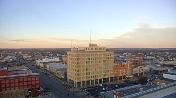 Weather camera view of First National Bank-Hutchinson.