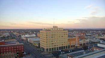 Weather camera view of First National Bank-Hutchinson.