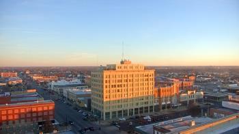 Weather camera view of First National Bank-Hutchinson.
