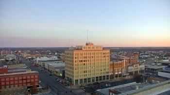 Weather camera view of First National Bank-Hutchinson.
