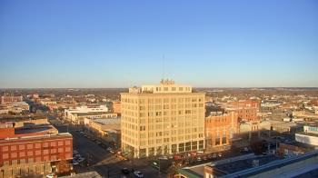 Weather camera view of First National Bank-Hutchinson.