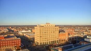 Weather camera view of First National Bank-Hutchinson.