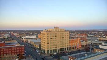 Weather camera view of First National Bank-Hutchinson.