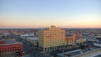 Weather camera view of First National Bank-Hutchinson.