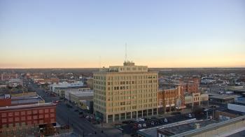 Weather camera view of First National Bank-Hutchinson.