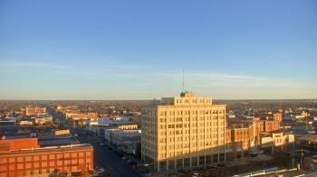 Weather camera view of First National Bank-Hutchinson.