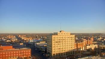 Weather camera view of First National Bank-Hutchinson.