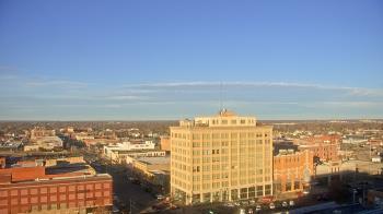 Weather camera view of First National Bank-Hutchinson.