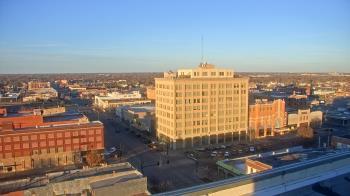 Weather camera view of First National Bank-Hutchinson.