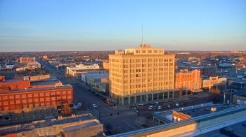 Weather camera view of First National Bank-Hutchinson.