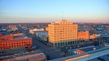 Weather camera view of First National Bank-Hutchinson.