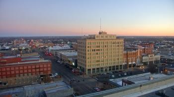 Weather camera view of First National Bank-Hutchinson.
