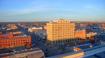 Weather camera view of First National Bank-Hutchinson.
