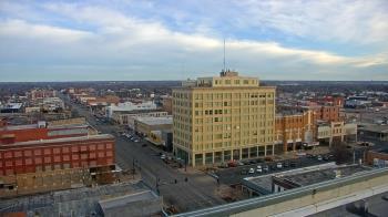 Weather camera view of First National Bank-Hutchinson.