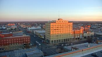Weather camera view of First National Bank-Hutchinson.