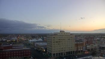 Weather camera view of First National Bank-Hutchinson.