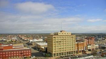 Weather camera view of First National Bank-Hutchinson.