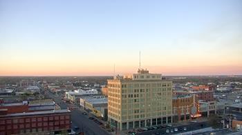 Weather camera view of First National Bank-Hutchinson.