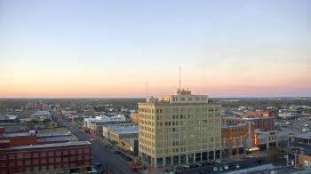 Weather camera view of First National Bank-Hutchinson.