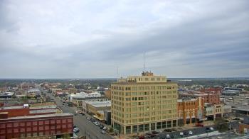 Weather camera view of First National Bank-Hutchinson.