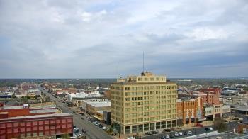 Weather camera view of First National Bank-Hutchinson.