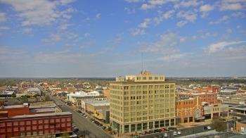 Weather camera view of First National Bank-Hutchinson.