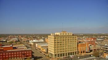 Weather camera view of First National Bank-Hutchinson.