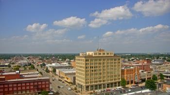 Weather camera view of First National Bank-Hutchinson.