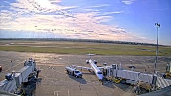 Weather camera view of Lake Charles Rgnl Arpt terminal bldg.