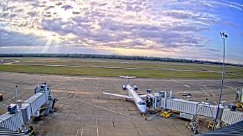 Weather camera view of Lake Charles Rgnl Arpt terminal bldg.