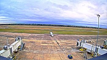 Weather camera view of Lake Charles Rgnl Arpt terminal bldg.