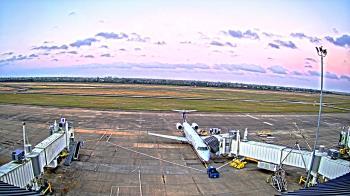 Weather camera view of Lake Charles Rgnl Arpt terminal bldg.