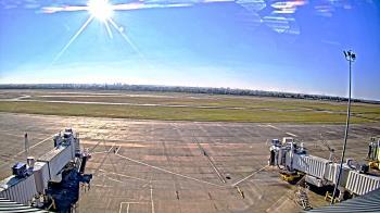 Weather camera view of Lake Charles Rgnl Arpt terminal bldg.