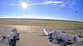 Weather camera view of Lake Charles Rgnl Arpt terminal bldg.