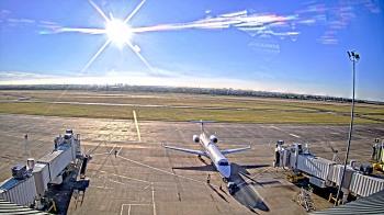 Weather camera view of Lake Charles Rgnl Arpt terminal bldg.