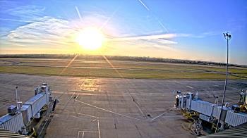 Weather camera view of Lake Charles Rgnl Arpt terminal bldg.