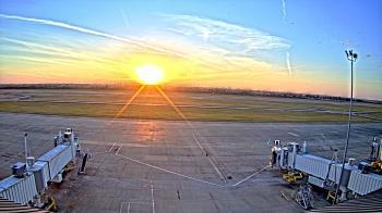 Weather camera view of Lake Charles Rgnl Arpt terminal bldg.