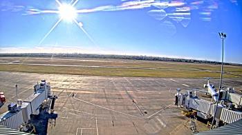 Weather camera view of Lake Charles Rgnl Arpt terminal bldg.