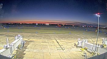 Weather camera view of Lake Charles Rgnl Arpt terminal bldg.