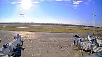 Weather camera view of Lake Charles Rgnl Arpt terminal bldg.