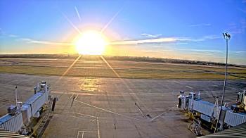 Weather camera view of Lake Charles Rgnl Arpt terminal bldg.