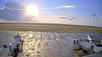 Weather camera view of Lake Charles Rgnl Arpt terminal bldg.