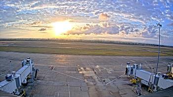 Weather camera view of Lake Charles Rgnl Arpt terminal bldg.