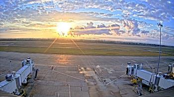 Weather camera view of Lake Charles Rgnl Arpt terminal bldg.