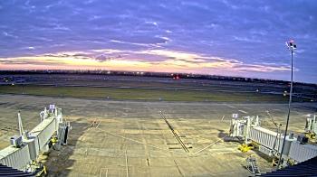 Weather camera view of Lake Charles Rgnl Arpt terminal bldg.