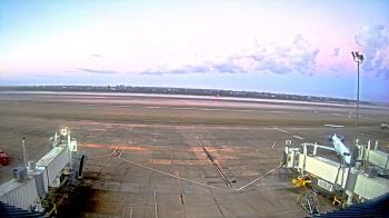 Weather camera view of Lake Charles Rgnl Arpt terminal bldg.